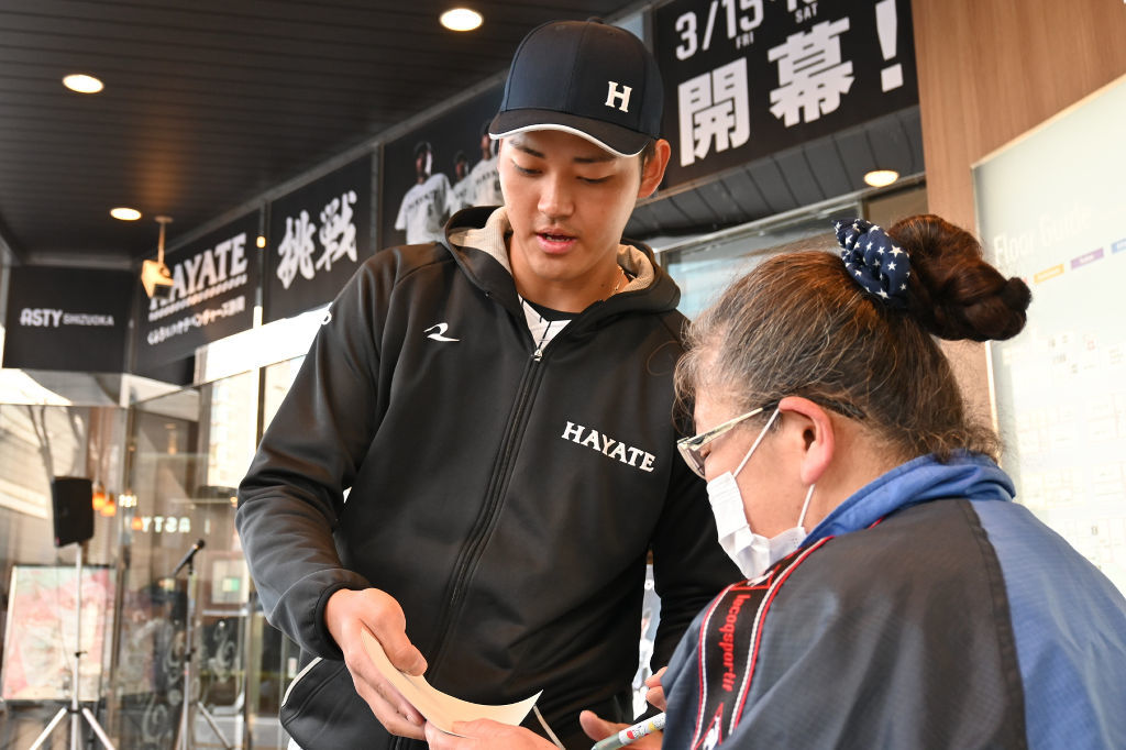通行人にチラシを手渡す東海林選手＝ＪＲ静岡駅構内のアスティ静岡