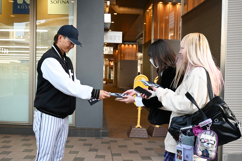 通行人にチラシを手渡す谷川選手＝ＪＲ静岡駅構内のアスティ静岡