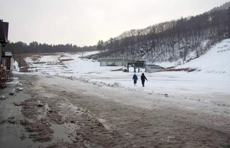 ２月、雪が少ない山形県最上町の赤倉温泉スキー場（同スキー場のフェイスブックから）