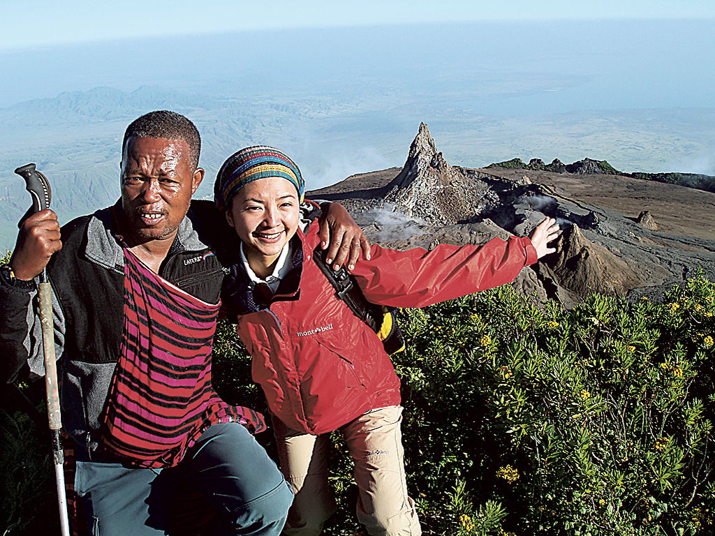 ２００７年放送の番組で、タンザニアを訪ねたミステリーハンターの坂本三佳（右）