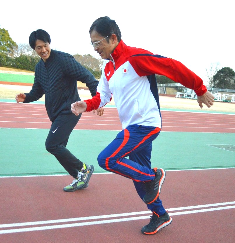 優勝した小林さん（右）と指導する川端さん＝富士市の富士総合運動公園陸上競技場