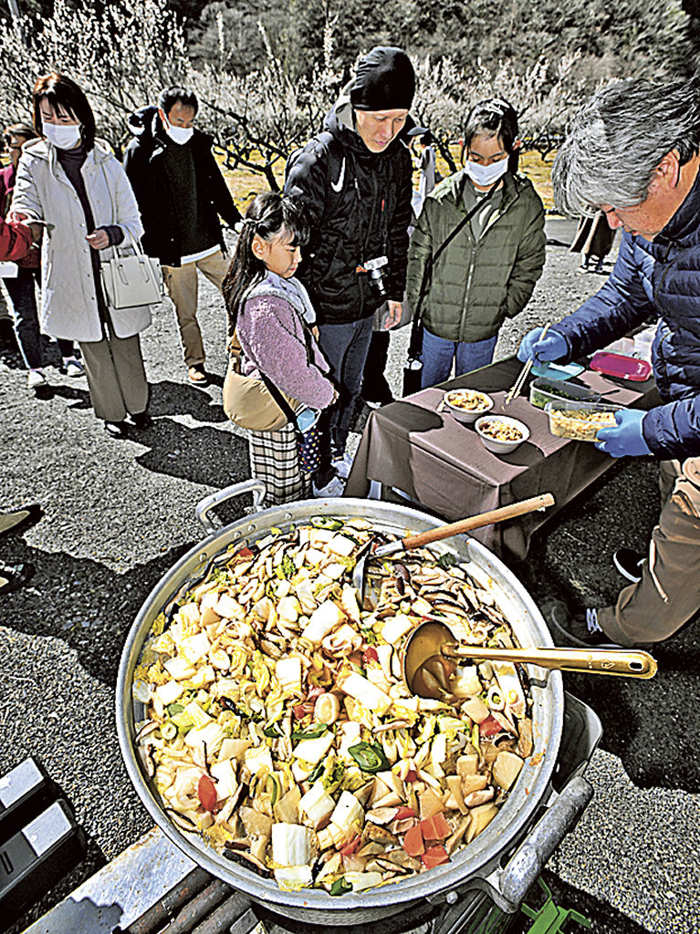 来場者に提供された具だくさんの「合戦鍋」＝静岡市葵区梅ケ島