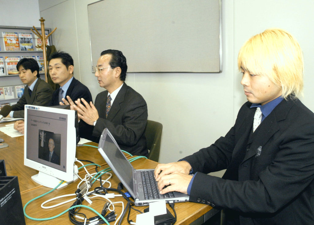 開発者の剣持秀紀（右）らヤマハの担当者らが「ボカロ」を初めて発表した記者会見＝２００３年２月、浜松市内