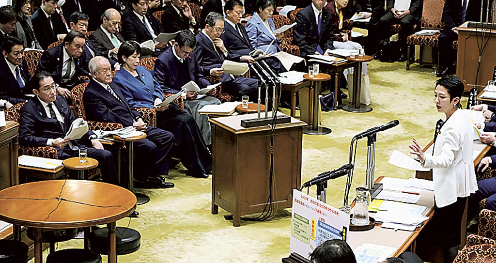 参院予算委で岸田首相（左手前）に質問する立憲民主党の蓮舫氏（右端）＝４日午後