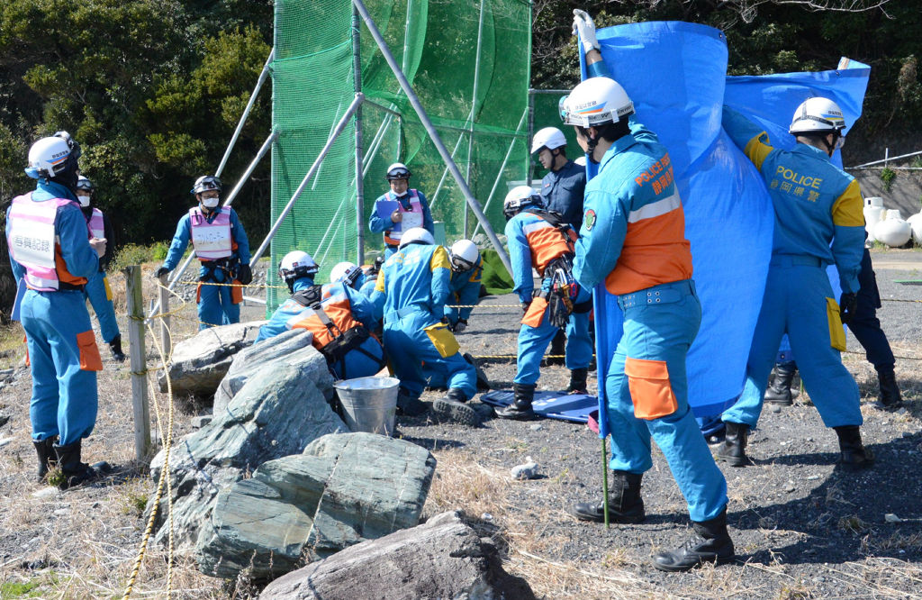 地震発生で崩落した岩などに挟まれた人を救助する訓練＝４日午前、焼津市小浜