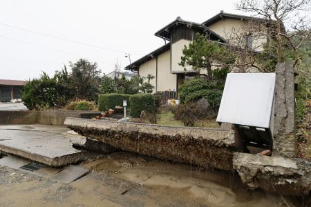 液状化とみられる現象で隆起した道＝１月、石川県内灘町