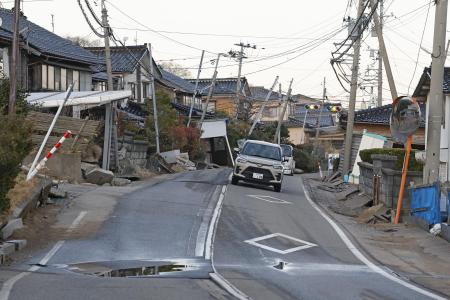 液状化とみられる現象で被害を受けた石川県内灘町の道路＝１月