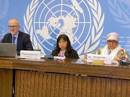 記者会見で日本への勧告を発表する国連の障害者権利委員会委員ら＝２０２２年９月、スイス・ジュネーブ