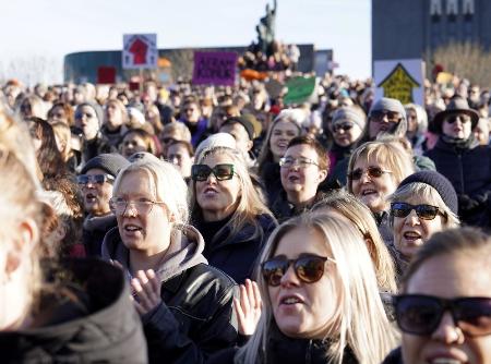 ストライキの集会に参加した女性たち＝２０２３年１０月、アイスランド・レイキャビク