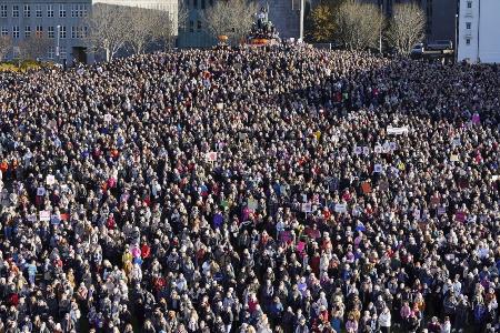 ストライキに参加した女性たち＝２０２３年１０月、アイスランド・レイキャビク