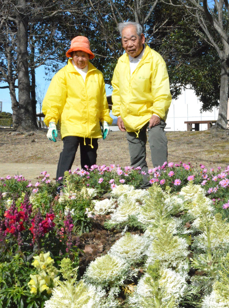 ２００４年からボランティアとして花の管理を行う大谷さん（右）。妻の行子さんと浜名湖花博の開幕を待ちわびている＝２日、浜松市中央区の浜名湖ガーデンパーク