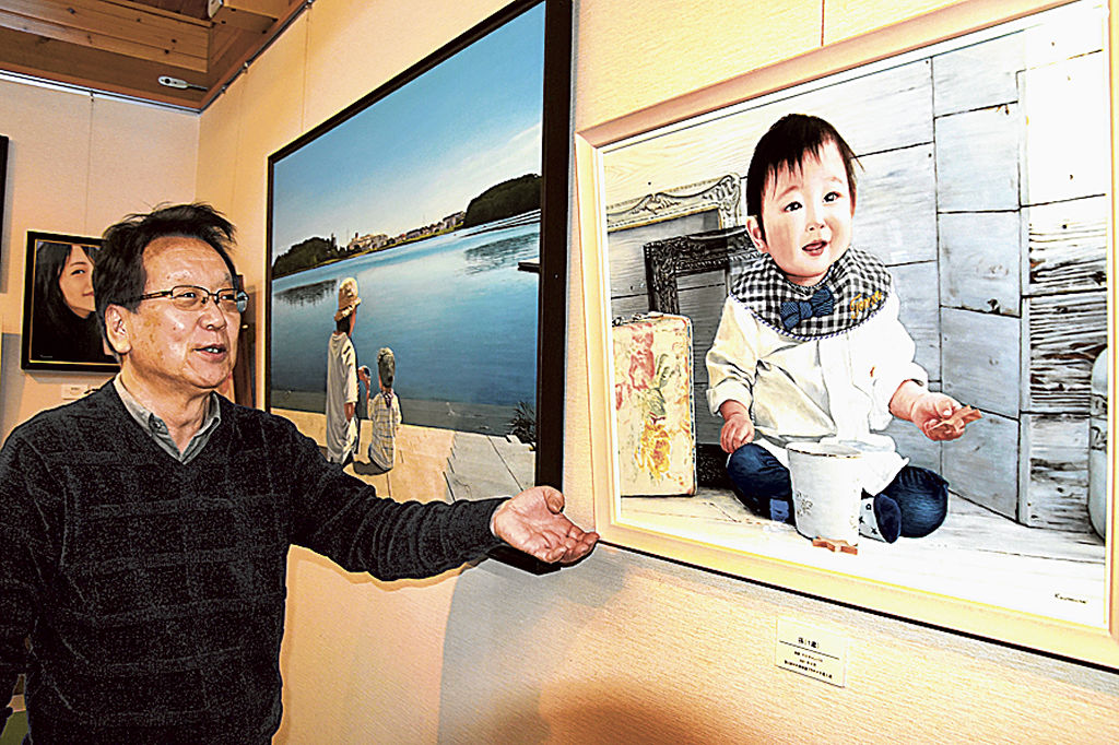 赤ちゃんなどの写実画を描いた川村さん＝御前崎市門屋の「ひと休処つくし」
