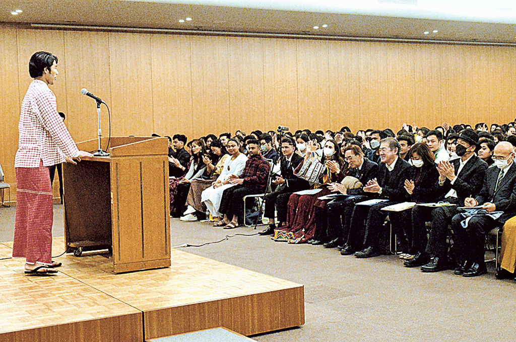 生徒が日本語でスピーチした弁論大会＝浜松市中央区のアクトシティ浜松