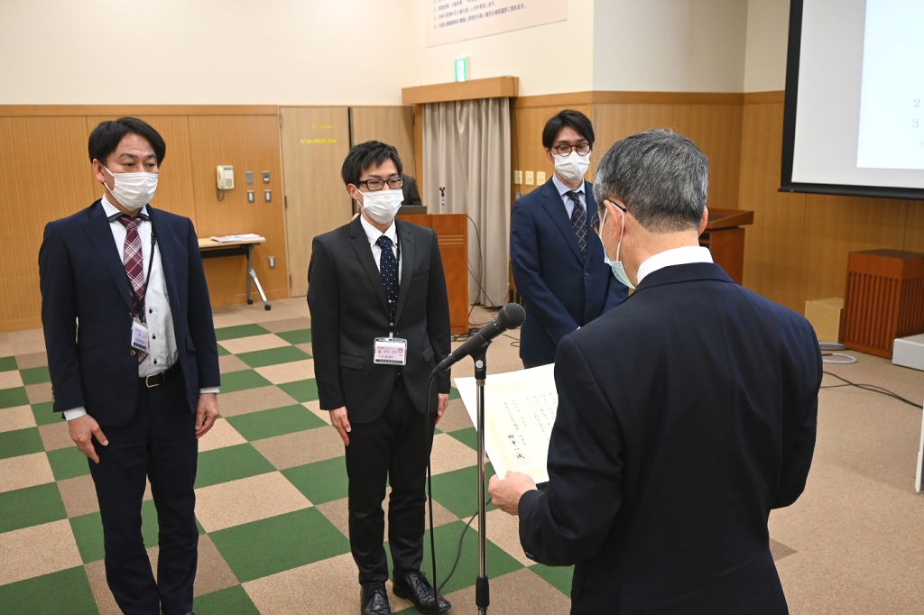 表彰状を受け取る飯塚主任（左から２人目）ら＝静岡市葵区の県立総合病院