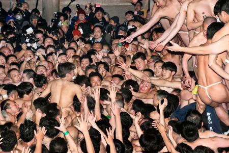 最後の開催となった蘇民祭で、「蘇民袋」を奪い合う男衆＝２月、岩手県奥州市の黒石寺
