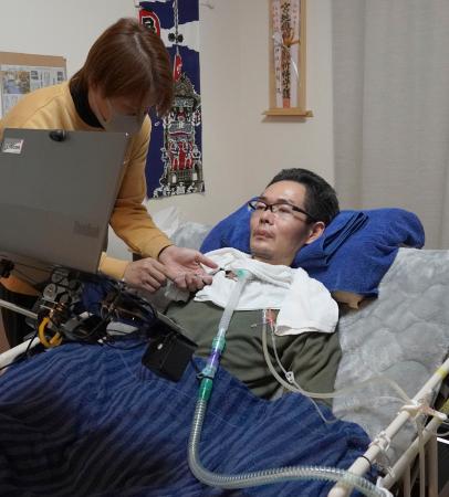 介助を受けながら１人暮らしをするＡＬＳ患者の伊佐和朋さん＝２月、京都市