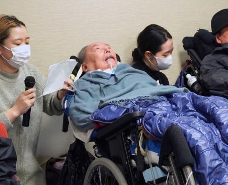 ＡＬＳ患者嘱託殺人事件で京都地裁の判決後、記者会見する増田英明さん（中央）ら＝５日午後、京都市