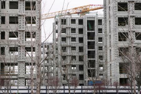 工事が中断したままのマンションの建設現場＝２月、北京（共同）