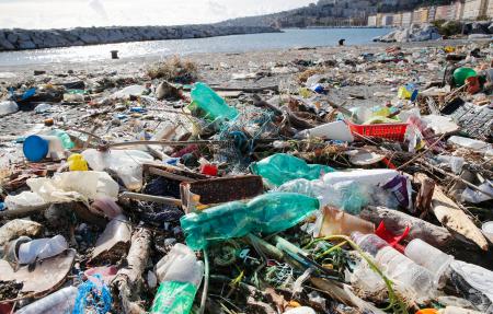 イタリア・ナポリの海岸に打ち上げられたプラスチックごみ＝２０２２年１１月（ゲッティ＝共同）