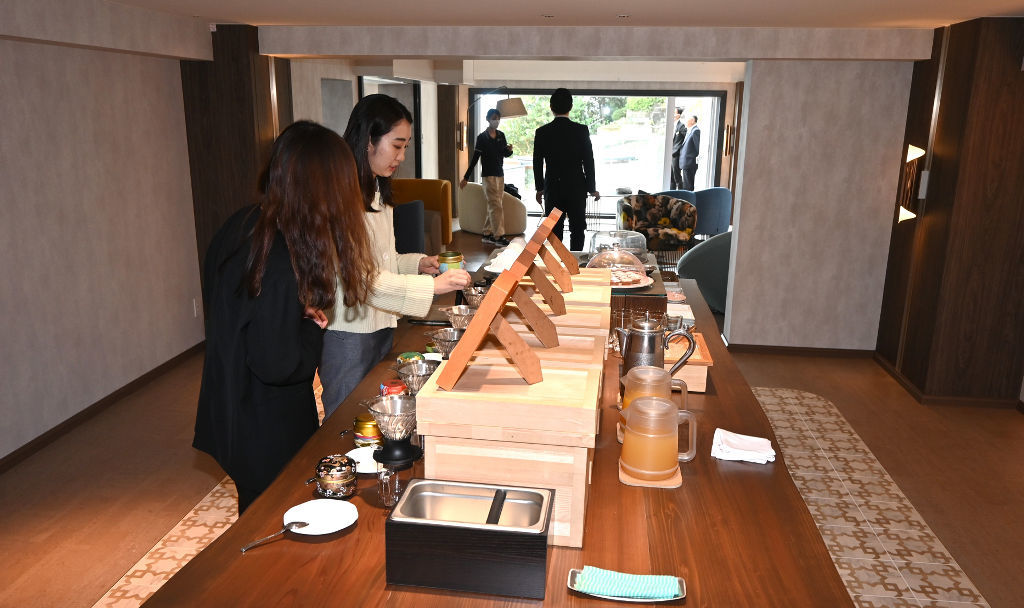 静岡県産茶やスイーツなどを提供する富士ビューラウンジ＝焼津市浜当目の焼津グランドホテル