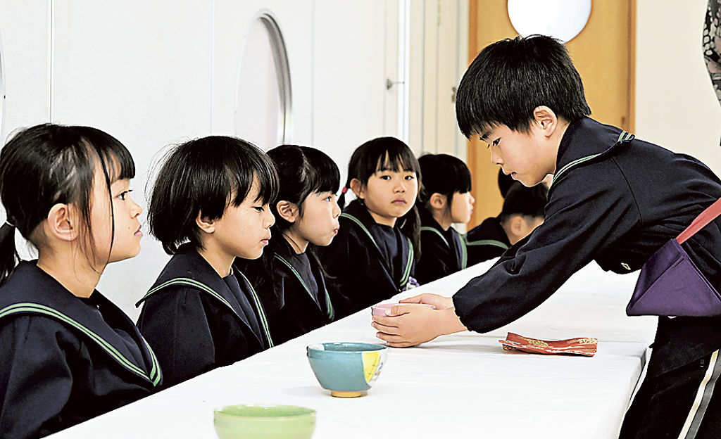 園児が茶を振る舞い合った「お別れ茶会」＝浜松市中央区の「ハローこども園」