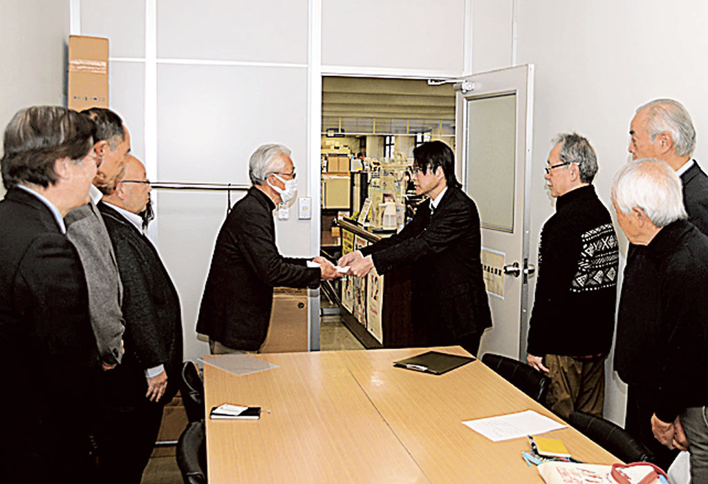 新谷部長（右から４人目）に文書を手渡す富塚地区コミュニティ協議会の役員＝浜松市役所