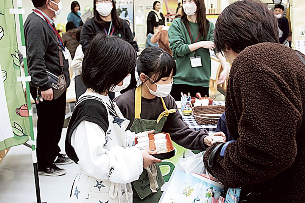 空港利用者にお茶を振る舞う児童ら＝静岡空港