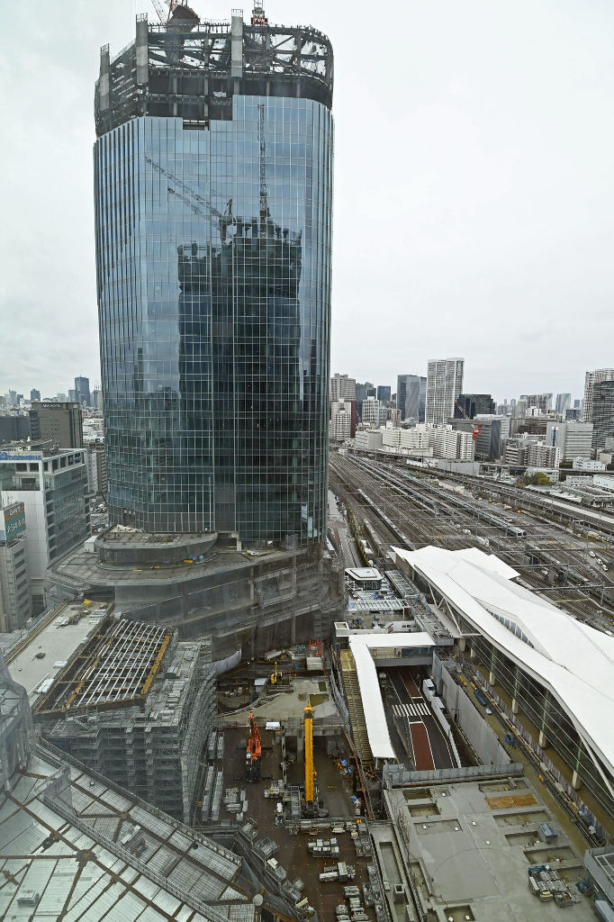 工事が進む「高輪ゲートウェイシティ」の超高層ビル。右下はＪＲ高輪ゲートウェイ駅＝６日午後、東京都港区