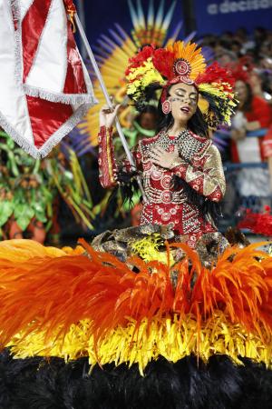 カーニバルのパレードで、きらびやかなドレスを着て踊る女性＝２月、ブラジル・リオデジャネイロ（共同）