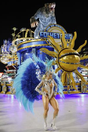 カーニバルのパレードで、巨大な山車の前で踊る女性＝２月、ブラジル・リオデジャネイロ（共同）