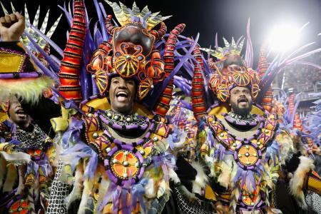 カーニバルのパレードで、豪華な衣装を着て歌う男性＝２月、ブラジル・リオデジャネイロ（共同）