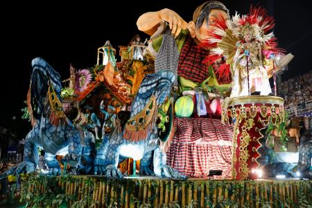 カーニバルのパレードに登場した巨大な山車＝２月、ブラジル・リオデジャネイロ（共同）