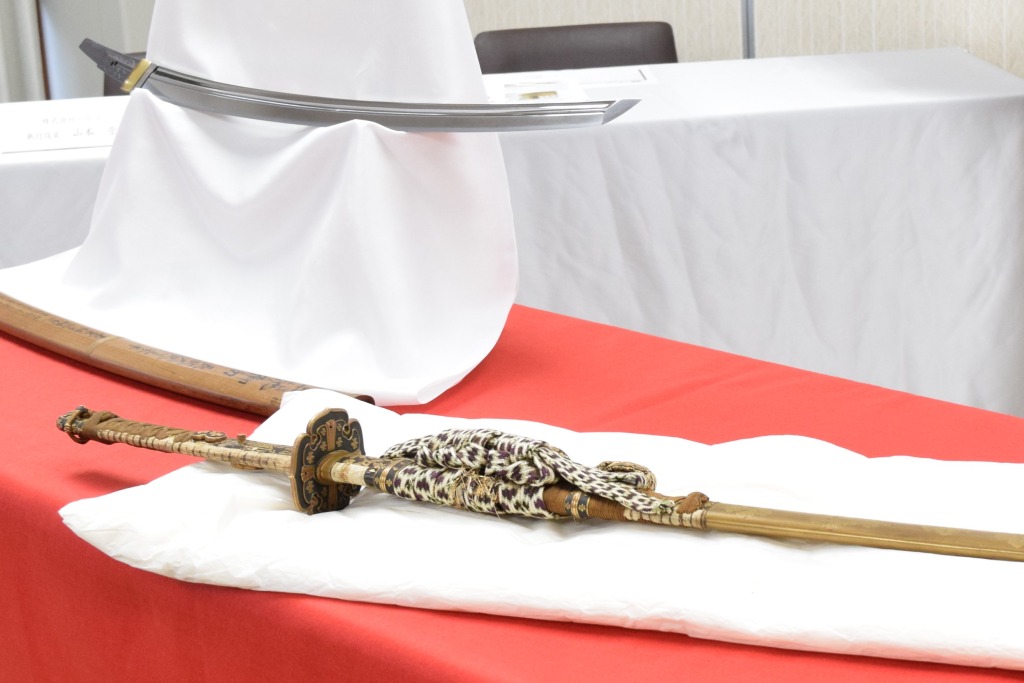 （写真奥から）家康の愛刀で重要文化財の「無銘　光世作（ソハヤノツルキ）」、保管用の白鞘、国宝の太刀「銘真恒（さねつね）」の外装