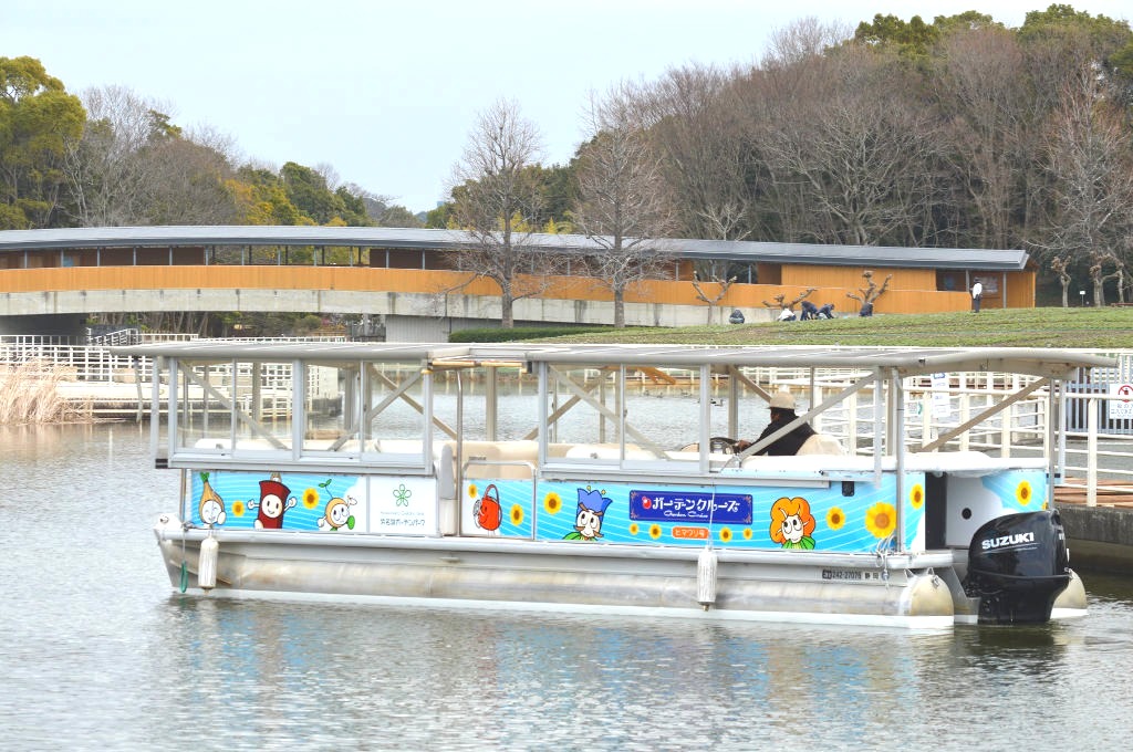 デザインを刷新した「ガーデンクルーズ」の遊覧船＝７日午前１１時ごろ、浜松市中央区の浜名湖ガーデンパーク