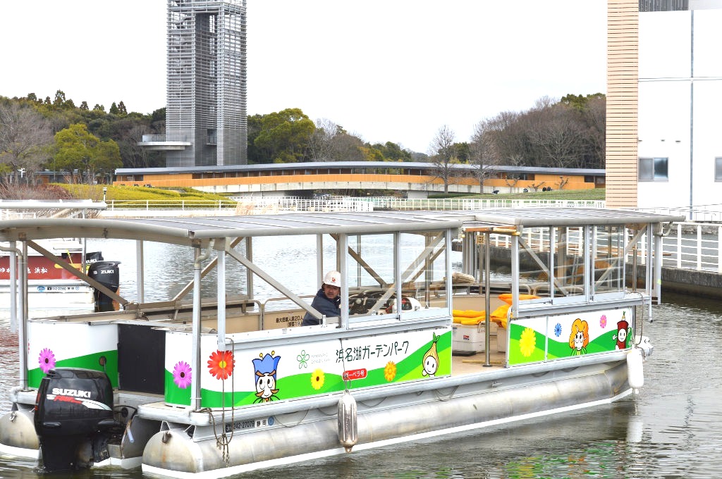 デザインを刷新した「ガーデンクルーズ」の遊覧船＝７日午前１１時半ごろ、浜松市中央区の浜名湖ガーデンパーク