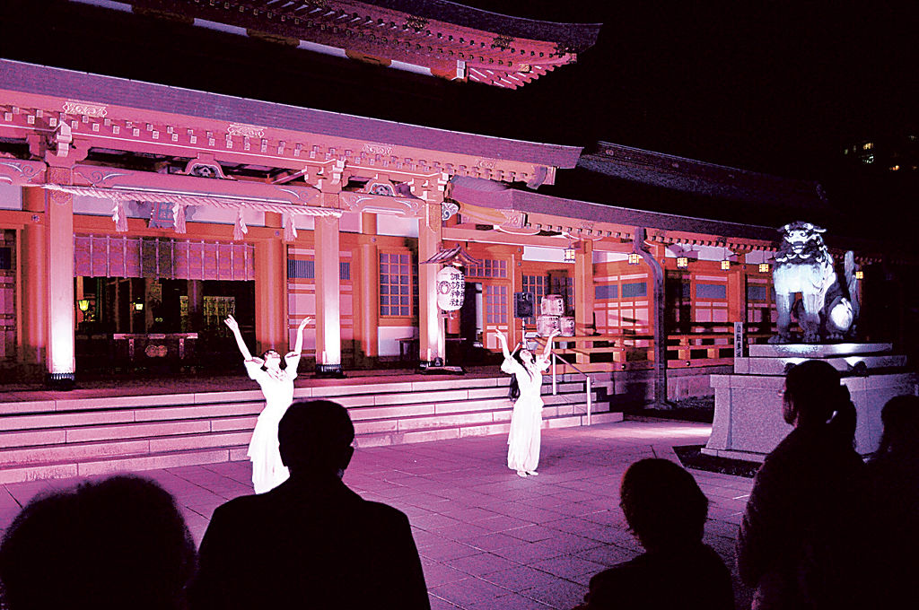 神殿前を舞台に披露した演舞＝浜松市中央区の五社神社