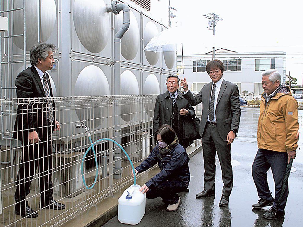 井戸水タンクの機能を説明する常盤工業の市川社長（右から２人目）＝浜松市中央区の常盤工業本社