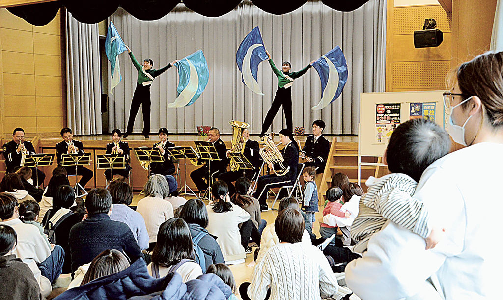 大勢の未就学児と保護者らが楽しんだ県警音楽隊のコンサート＝静岡市駿河区の「来・て・こ」