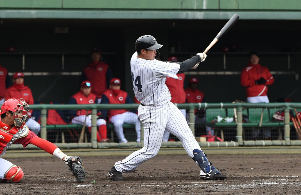 くふうハヤテ―広島　３回裏二死一、二塁から左翼線への適時二塁打を放つくふうハヤテの高橋＝ちゅ～るスタジアム清水