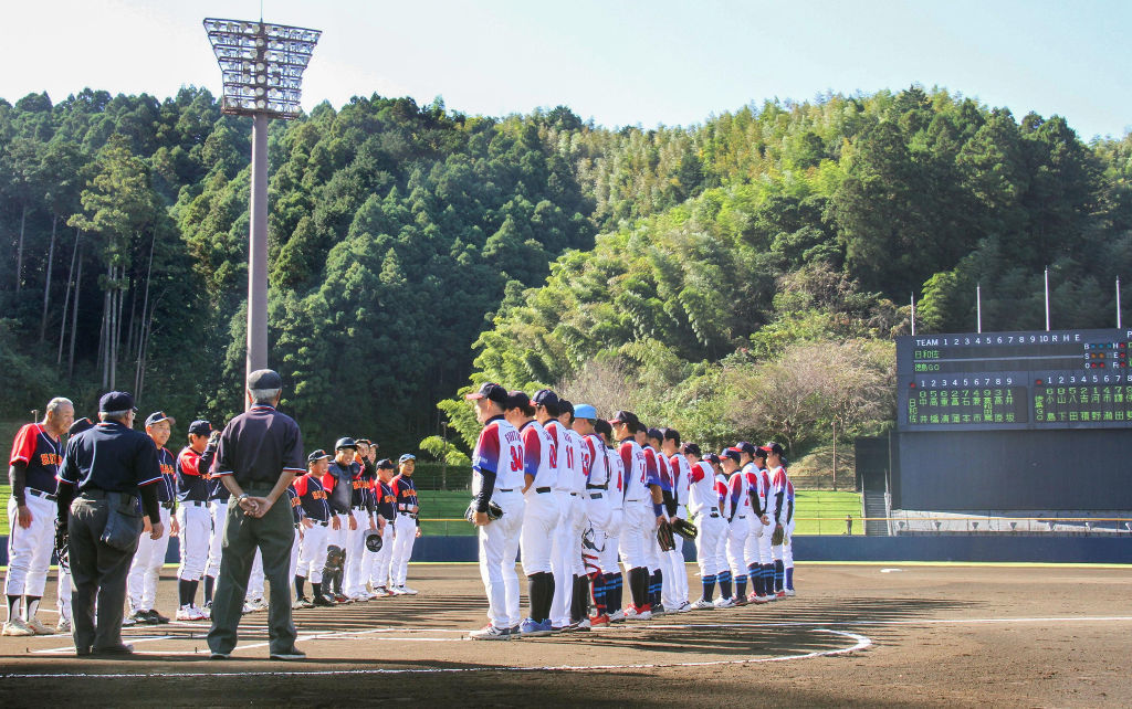 徳島県阿南市の「ＪＡアグリあなんスタジアム」で開催された草野球大会＝２０２３年１０月（同市提供）