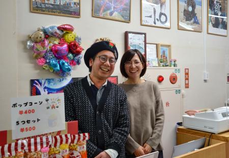 「シマネ　シネマ　オノザワ」館長の和田浩章さん（左）と妻更沙さん＝１月、島根県益田市