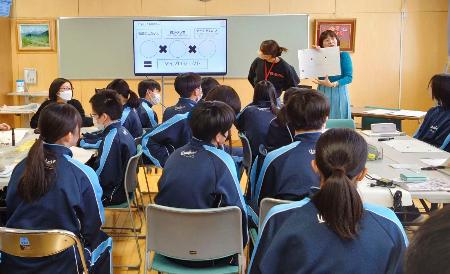 北海道浦幌町の中学校で開かれた「みらいワークショップ」＝２月