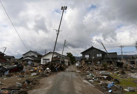 地震と津波で損壊したとみられる、石川県珠洲市の防災行政無線の屋外スピーカー＝２月