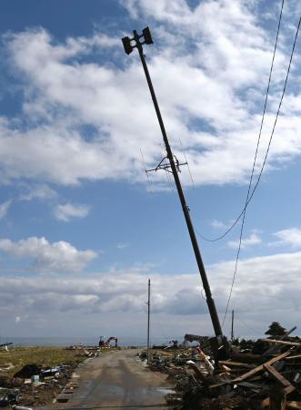 地震と津波で損壊したとみられる、石川県珠洲市の防災行政無線の屋外スピーカー＝２月