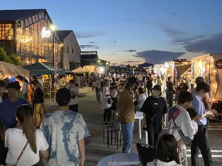 徳島市の万代中央ふ頭で開かれたナイトマーケット＝２０２３年８月