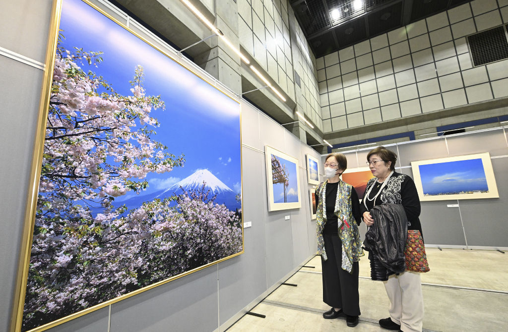富士山など美しい風景を切り取った作品が並ぶ写真展＝浜松市中央区のアクトシティ浜松展示イベントホール