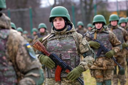 ウクライナ西部リビウ州で兵士養成機関の卒業式で銃を持つ女性ら＝２０２３年２月（ゲッティ＝共同）
