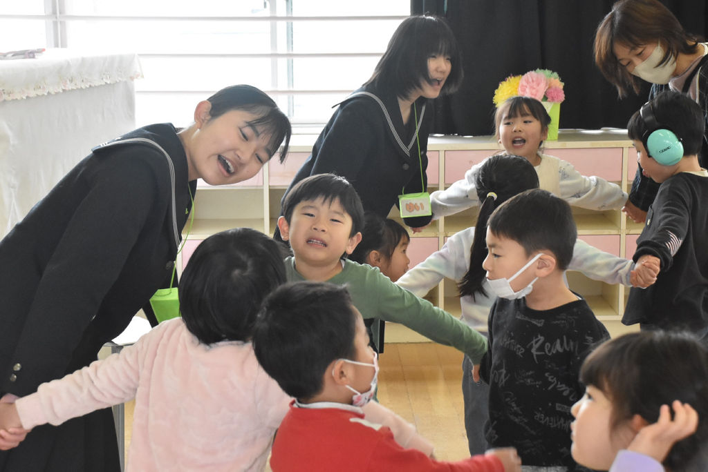 完成した歌を一緒に歌う生徒と園児＝三島市の徳倉幼稚園