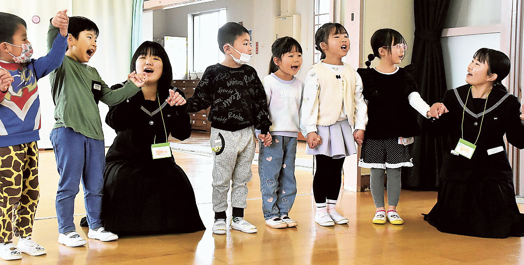 完成した歌を一緒に歌う生徒と園児＝三島市の徳倉幼稚園（写真の一部を加工しています）