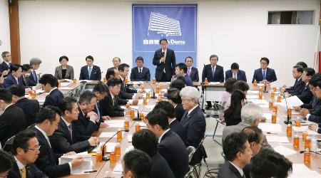 自民党の政治刷新本部会合。奥中央はあいさつする岸田首相